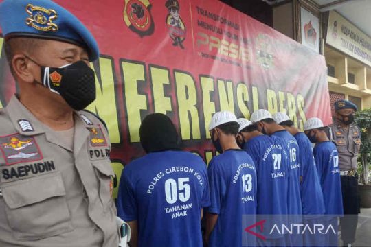 Polisi tangkap enam pelajar di Cirebon viral acungkan senjata tajam
