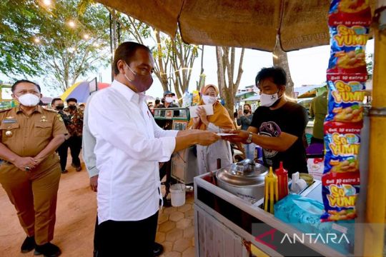 Presiden serahkan bantuan modal pedagang di Pasar Bintan Center