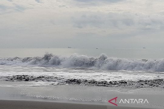 BMKG: Tinggi gelombang laut selatan Jabar-DIY capai empat meter