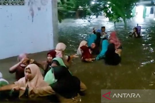 Banjir memaksa para santri di satu pesantren di Jember mengungsi