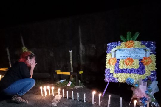 Seniman Sorong bakar lilin mengenang 17 korban pembakaran karaoke