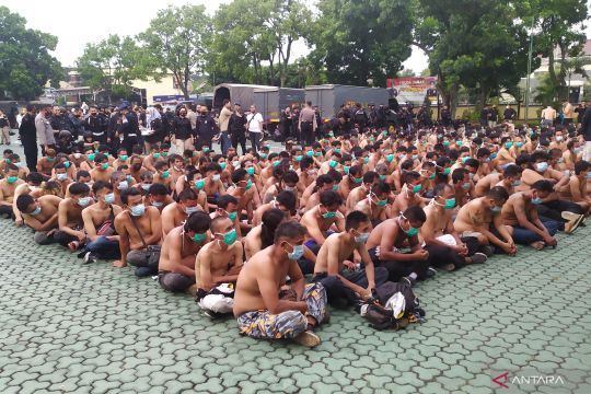 Ratusan anggota ormas yang gelar aksi di depan Polda Jabar diamankan