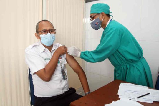 Seribu lebih pegawai KAI Cirebon jalani vaksinasi COVID-19 penguat