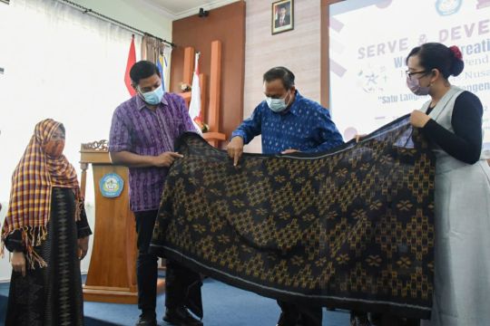 Pemkot Kediri kolaborasi kolaborasi UNP ciptakan motif tenun ikat