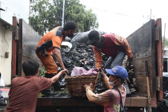 DLH-DSDABM Surabaya siapkan 34 unit dump truk saat kerja bakti massal