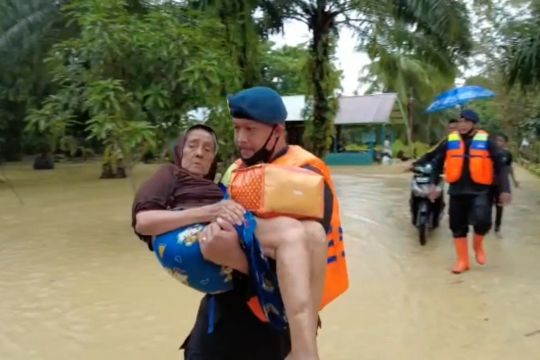 Curah hujan naik, Brimob Polda Aceh evakuasi warga