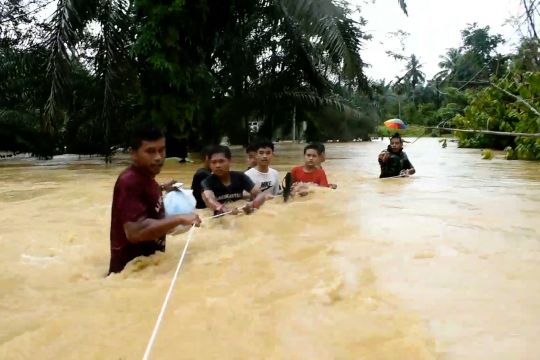 Debit air tinggi, Pemerintah Aceh Timur lakukan evakuasi