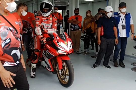 Gubernur Khofifah antarkan pembalap Moto3 jajal Mandalika