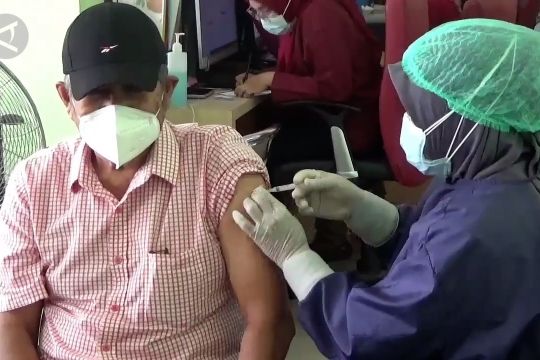Hari pertama vaksinasi booster, Kota Tangerang batasi lansia