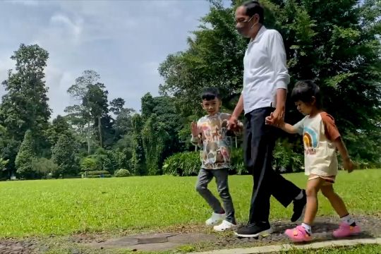 Kala Presiden Jokowi berakhir pekan bersama kedua cucu