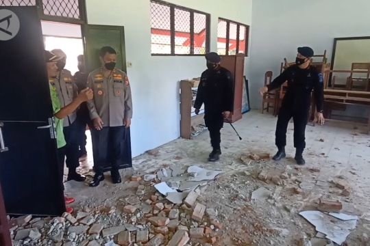 Kapolda Banten tinjau dapur umum dan sekolah rusak