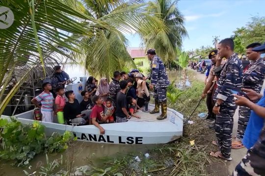 Lanal Lhokseumawe ajak korban banjir rekreasi dengan swamp boat