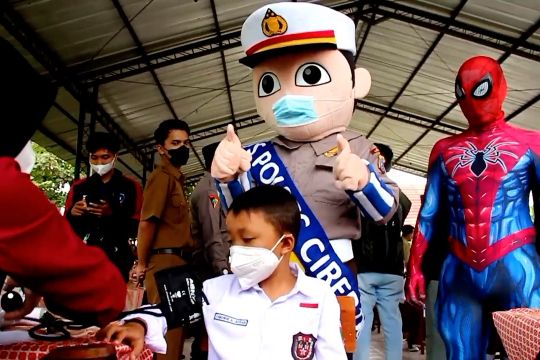 Polresta Cirebon hadirkan pahlawan super saat gelar vaksinasi anak