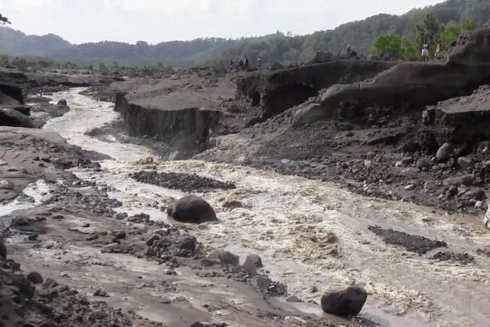 Dusun di Lumajang terisolasi akibat banjir lahar Gunung Semeru