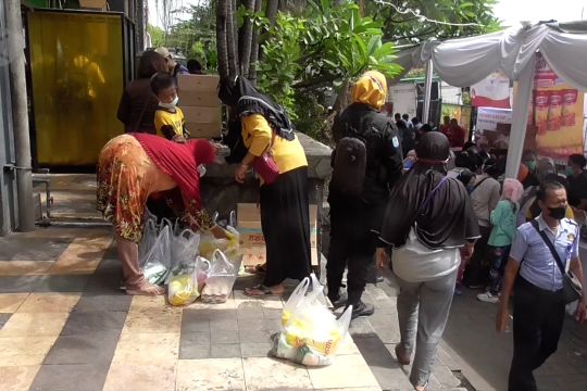 Pemerintah gelontorkan 11.000 liter bantuan minyak goreng di Surabaya
