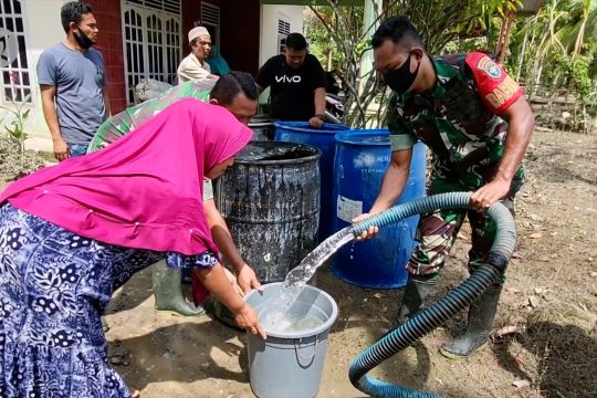 TNI salurkan bantuan air bersih untuk warga Aceh Utara