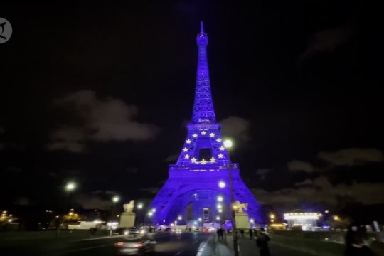 Paris bermandikan cahaya biru rayakan presidensi Prancis di UE