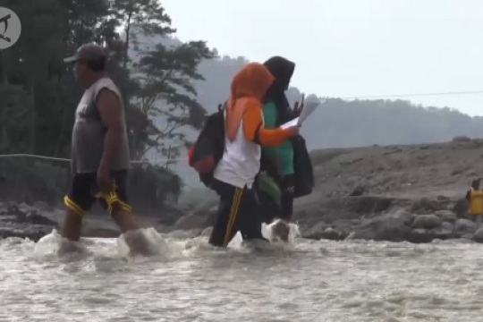 Akses terputus, siswa di lereng Semeru sekolah di bantaran sungai