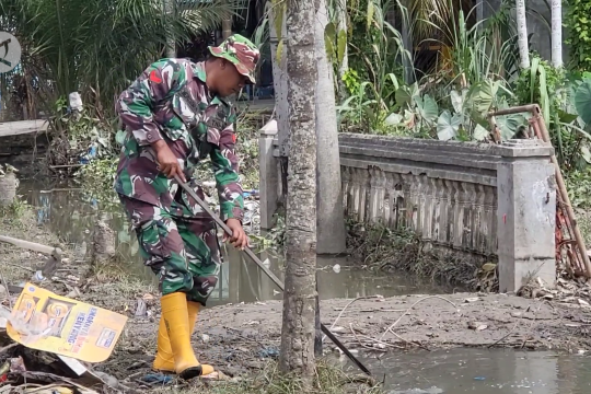 TNI turun bersihkan lingkungan kota Lhoksukon Aceh pasca banjir 