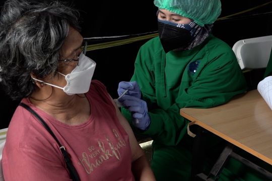 Vaksinasi dosis ketiga perdana digelar di Puskesmas Kramat Jati