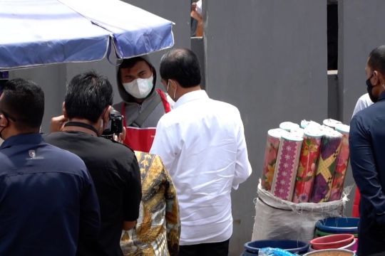 Jokowi beri BLT Rp 1,2 Juta kepada pedagang Pasar Sederhana