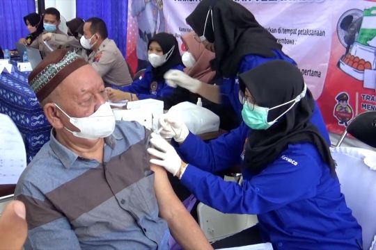 Kejar capaian vaksinasi lansia, Polresta Banjarmasin bagikan sembako