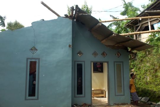 Puluhan rumah di Jember rusak akibat angin kencang
