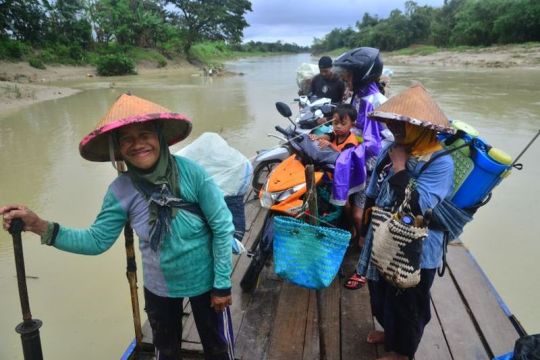 Transportasi perahu penyeberangan Page 3 Small