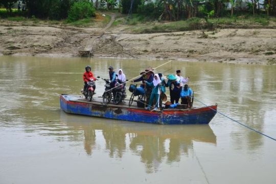 Transportasi perahu penyeberangan Page 1 Small