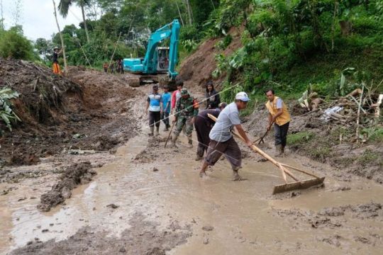 Tanah longsor di Temanggung Page 1 Small