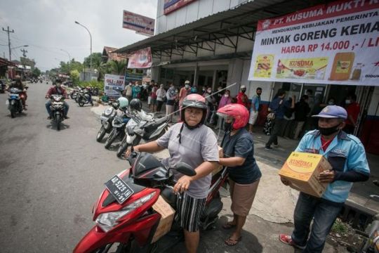 Warga antre membelli minyak goreng kemasan Page 1 Small