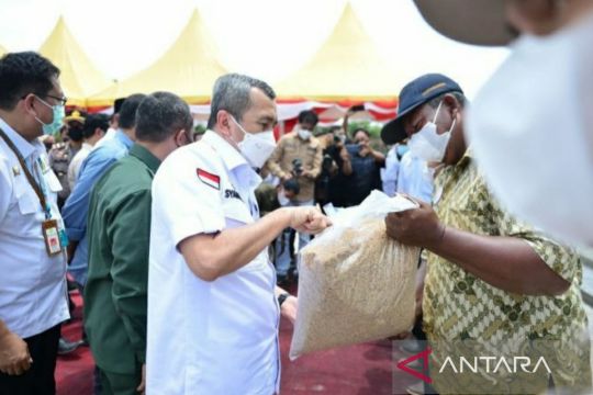 Gubernur Riau serahkan Alsintan untuk tingkatkan pertanian Bengkalis