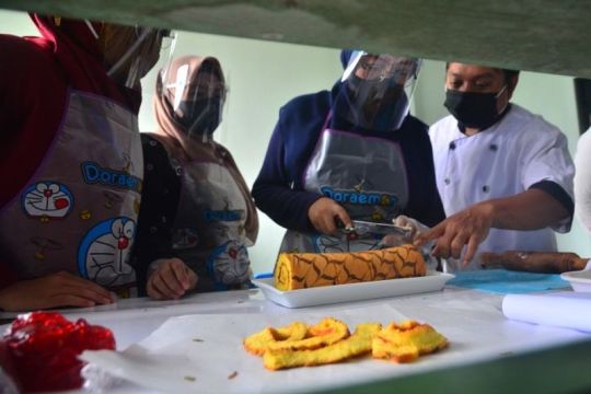 Pelatihan pembuatan kue Page 2 Small