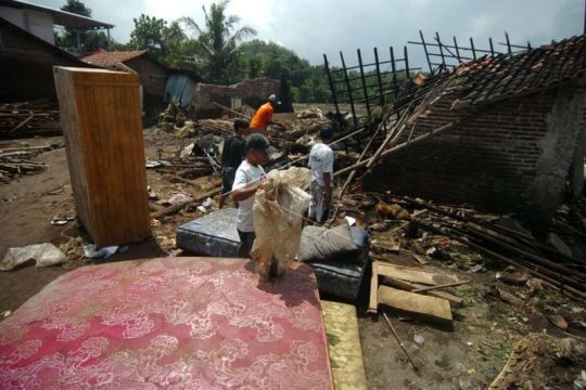 Banjir bandang di Brebes Page 1 Small