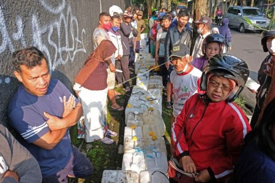 Warga antre membeli minyak goreng curah Page 2 Small