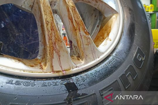 Kiat bersihkan noda pada velg, cukup semprot lalu bilas