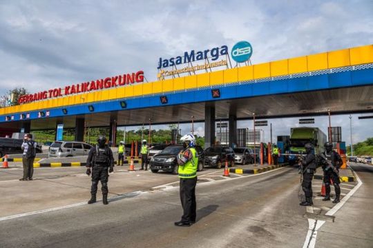 Kendaraan arus mudik di gerbang Tol Kalikangkung Page 2 Small