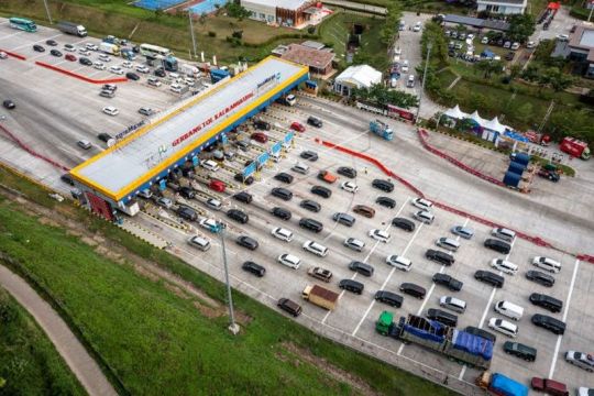 Kendaraan arus mudik di gerbang Tol Kalikangkung Page 1 Small