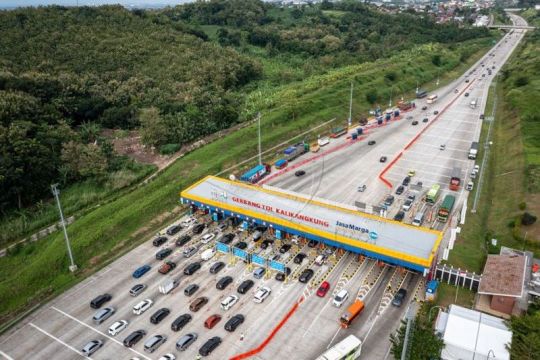 Kendaraan arus mudik di gerbang Tol Kalikangkung Page 3 Small