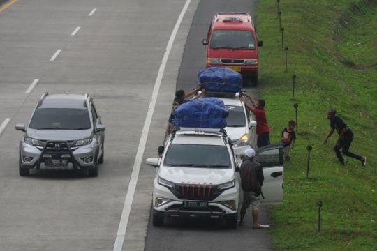 Arus mudik di jalan tol Salatiga-Solo Page 1 Small