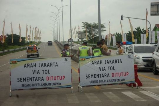 Penutupan akses masuk jalan tol ke arah Jakarta Page 1 Small