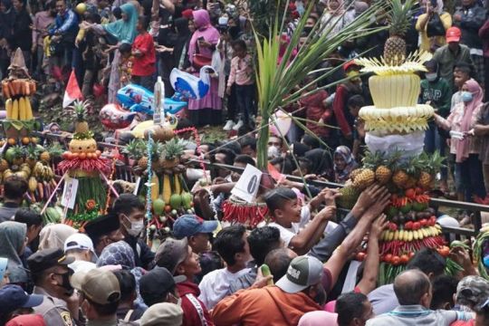 Tradisi Syawalan Gunungan Megono Page 1 Small