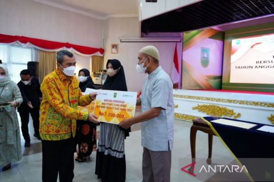Gubernur Riau serahkan BPUM kepada 12.266 pelaku usaha mikro