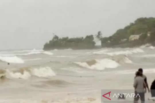 BMKG: Gelombang laut 3,5 meter berpeluang melanda selatan Sumba-Sabu
