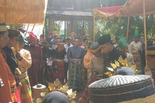 Raja Sanrobone di Takalar beri gelar adat rektor dari Malaysia