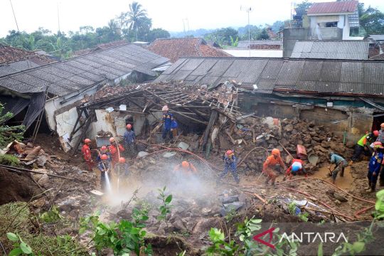 Pencarian korban longsor di Bogor