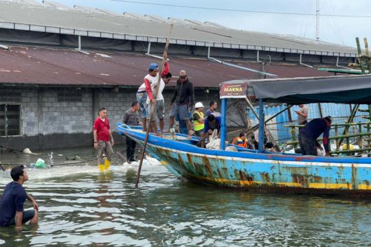 Penambalan tanggul jebol di Pelabuhan Semarang terus dilakukan