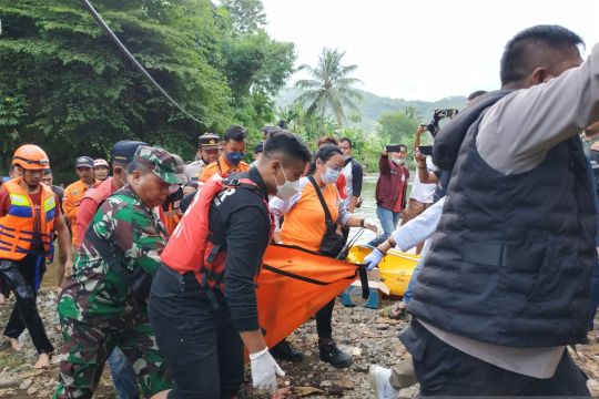 Tiga pelajar terseret arus sungai di Sukabumi 2 selamat 1 meninggal