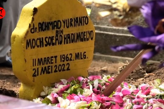 Achmad Yurianto dimakamkan di samping pusara Ibunda