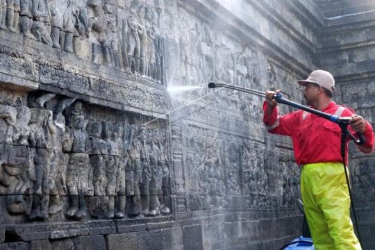 Aksi membersihkan Candi Borobudur Page 1 Small